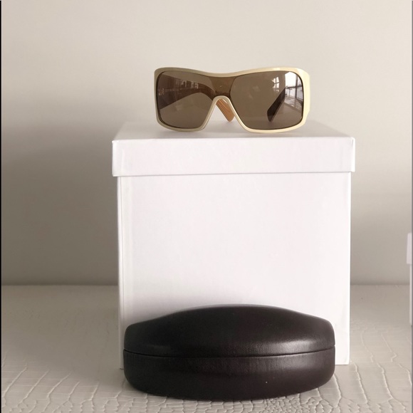 Beige Marina Monogram Louis Vuitton Sunglasses - Picture 2 of 2
